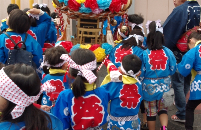 わっしょい!みこしをかつぐ子どもたち
