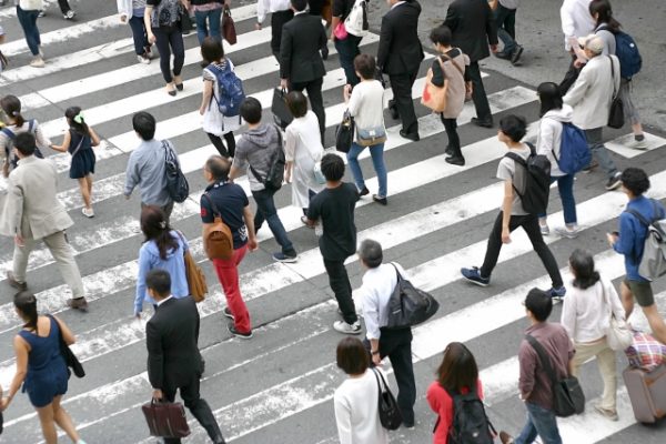 歩く人々