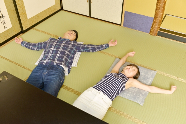 和室でくつろぐ男女