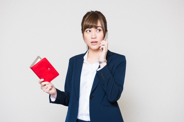 スケジュールを調整する女性