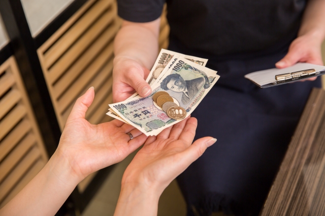 料金を支払う
