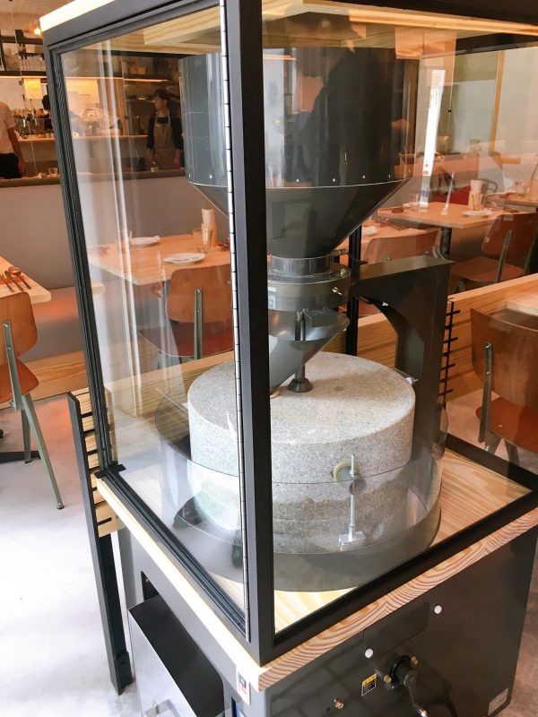 【浜松町】魅力いっぱいモーニングが揃った新ベーカリー「BARTIZAN Bakery&Cafe」の石臼