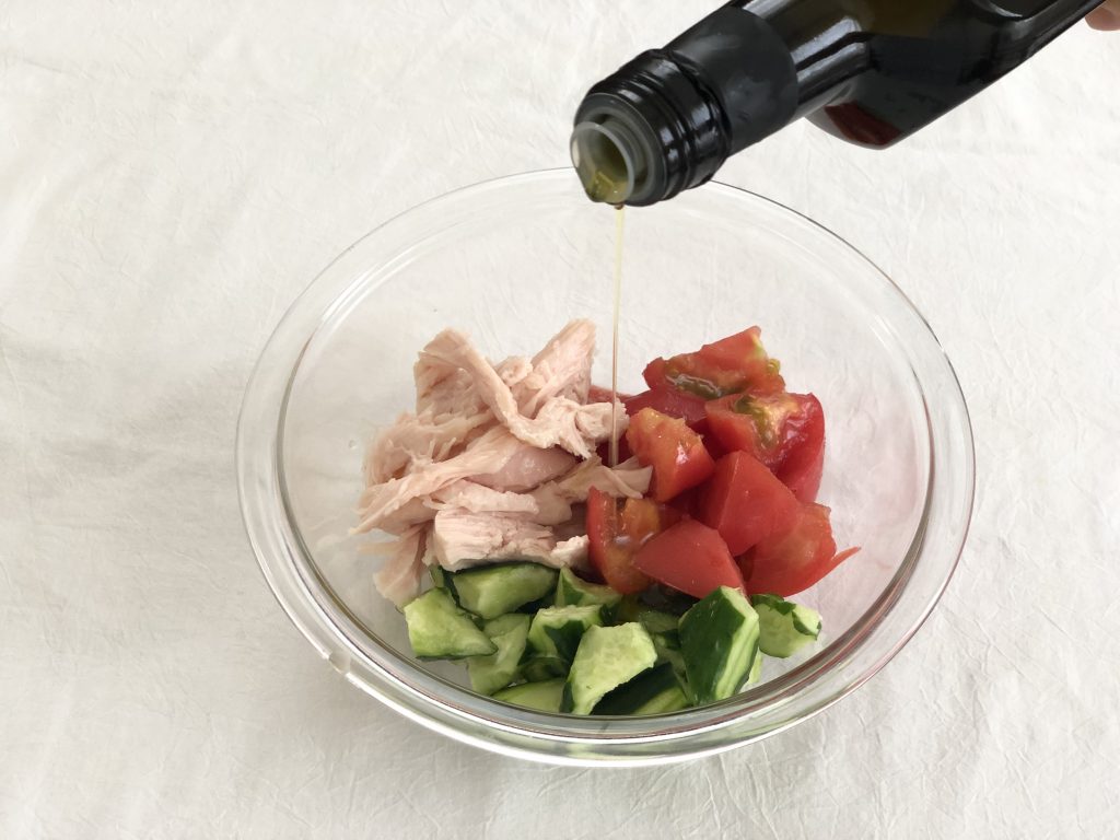 混ぜるだけで簡単!食欲のない朝に◎「夏野菜とチキンのカレーサラダ」