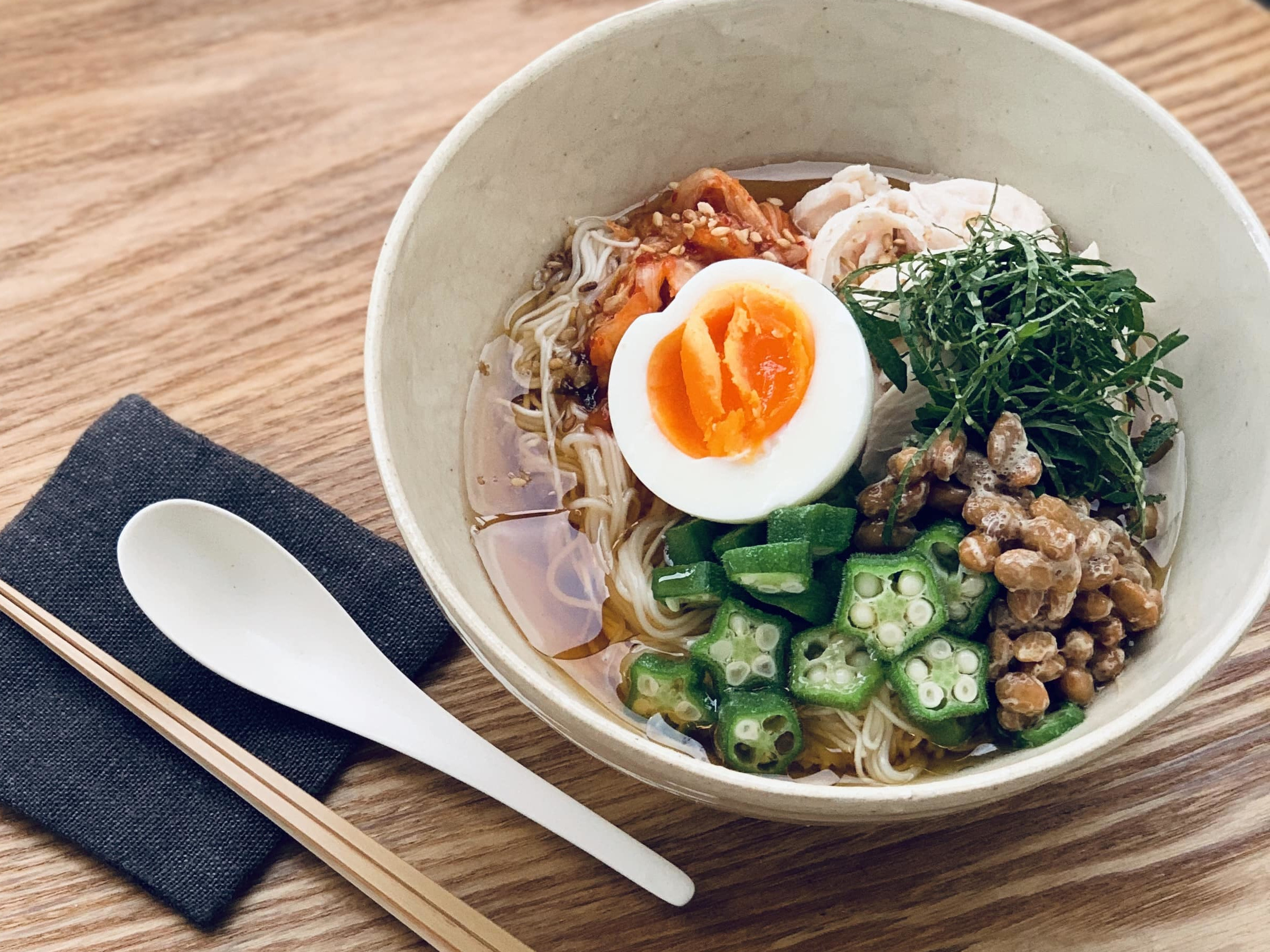 夏の終わりに♪5分で簡単「納豆キムチそうめん」と映画『打ち上げ花火、下から見るか？横から見るか？』