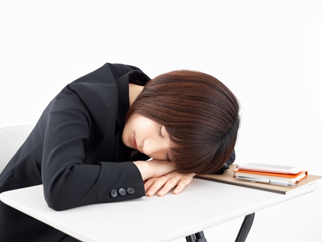 昼寝をする女性