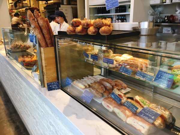 【原宿】ヘビロテしたくなる！フランスの息吹を感じるパン食堂「レフェクトワール」