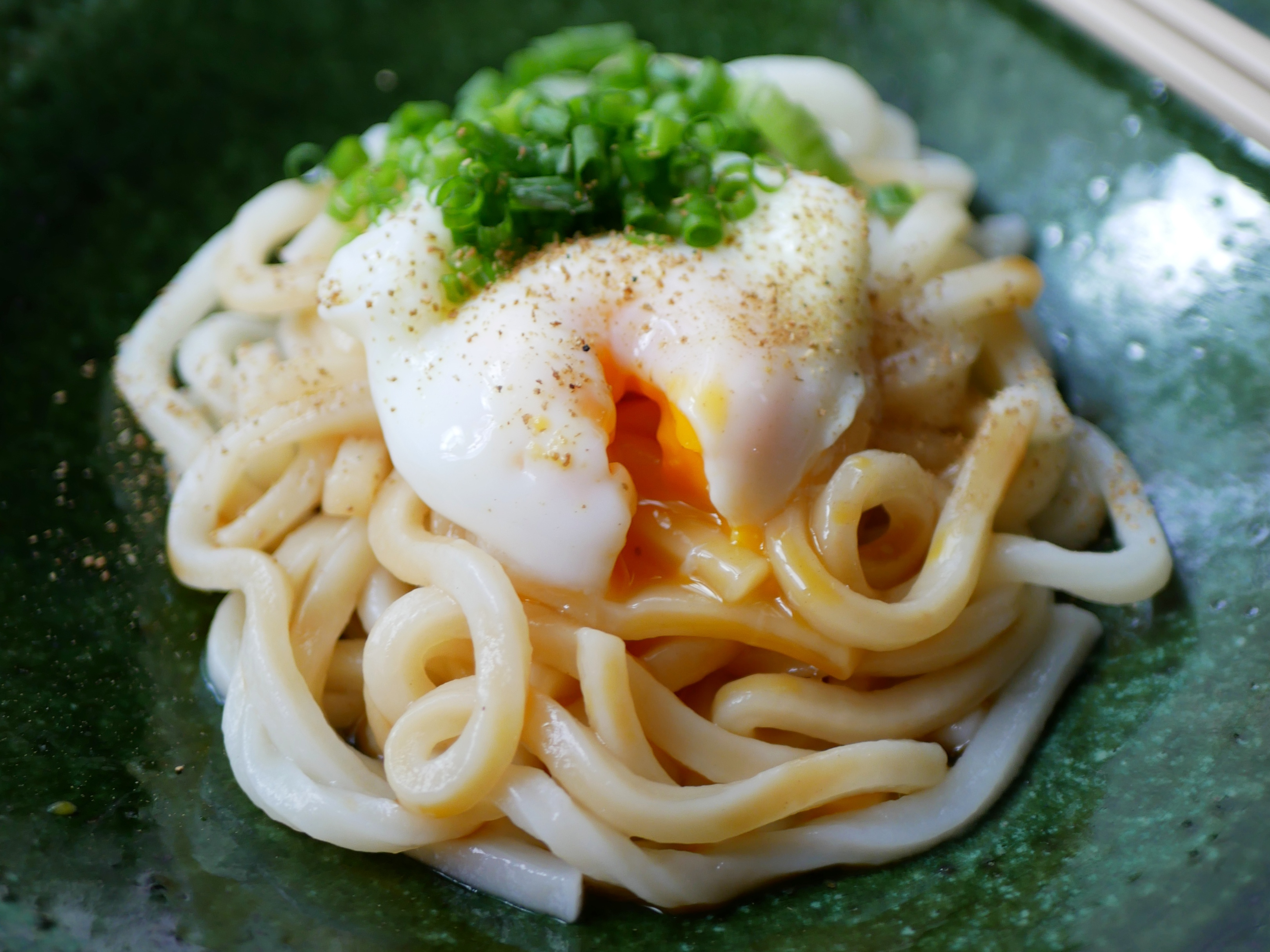 レンジで簡単やみつき！とろとろ甘辛「温玉のせ伊勢うどん風」