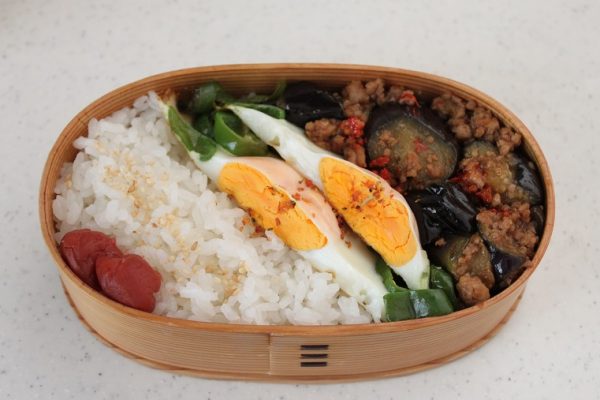 時短で2品!「ピーマンの巣ごもり卵+マーボなす」中華弁当