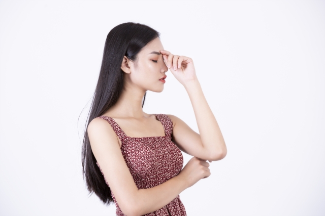 目を閉じる女性