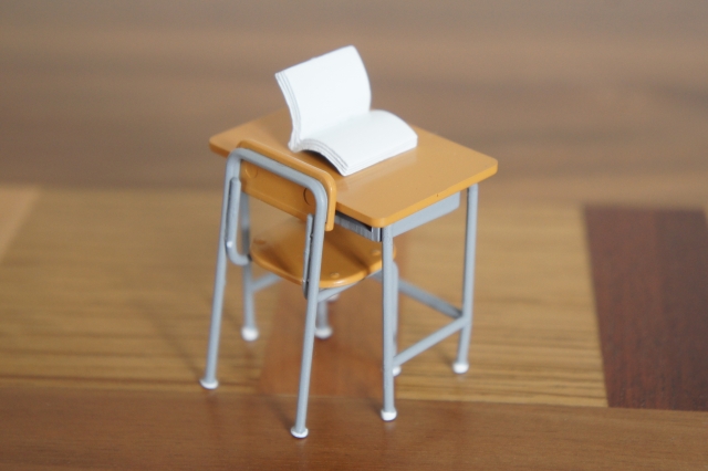 学校の机と椅子