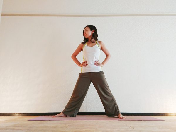 立ったまま簡単!下半身の引き締めに効く「リバースウォーリアのポーズ」