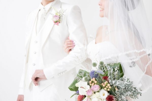 結婚するカップル