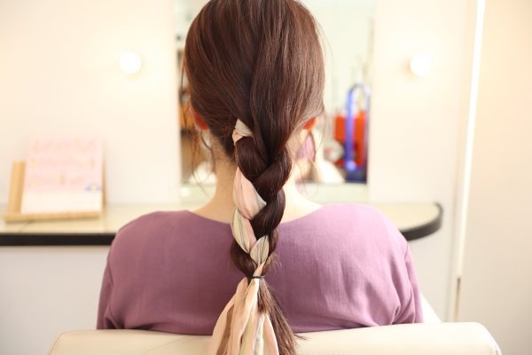 三つ編みとスカーフのヘアアレンジ