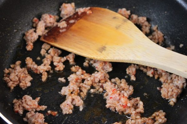 ひき肉を炒める
