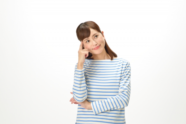考える女性