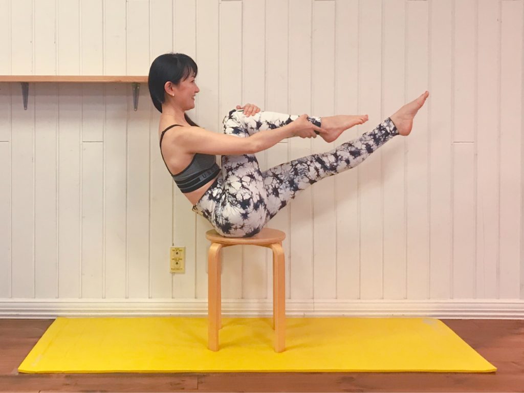 年末~お正月の体重増加を防ぐ!どこでもできる「イス腹筋」
