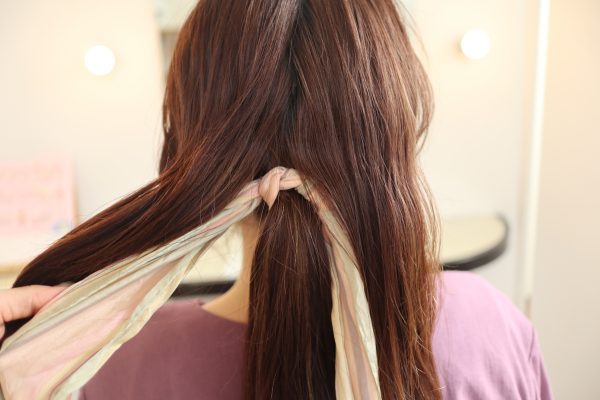 三つ編みとスカーフのヘアアレンジ