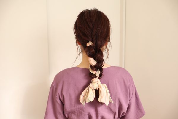三つ編みとスカーフのヘアアレンジ