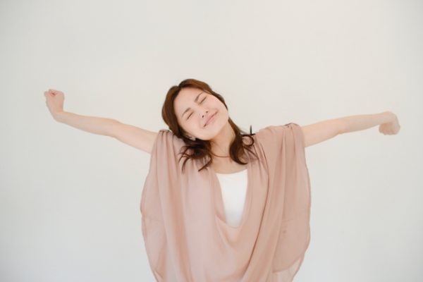 背伸びする女性