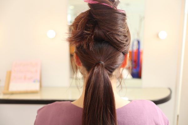 三つ編みとスカーフのヘアアレンジ