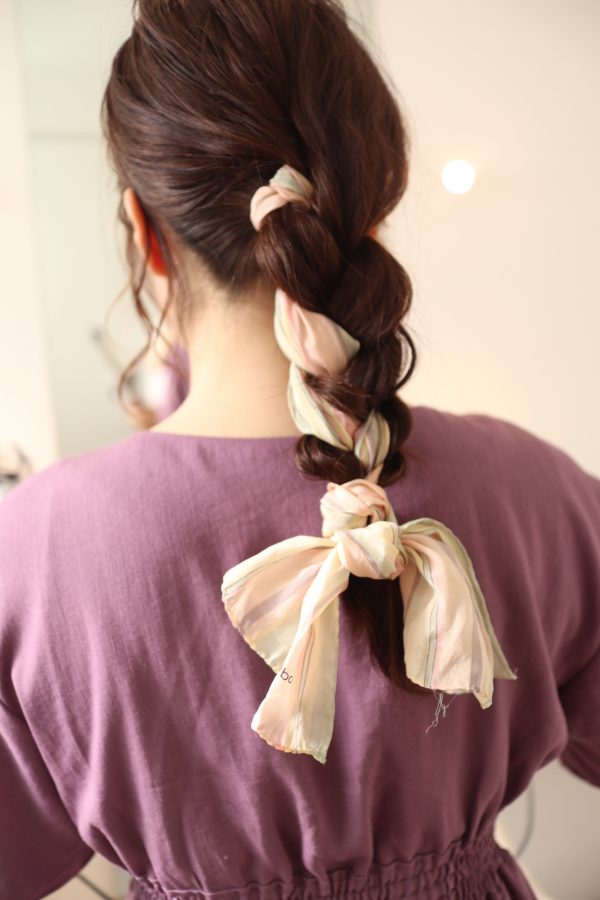 三つ編みとスカーフのヘアアレンジ