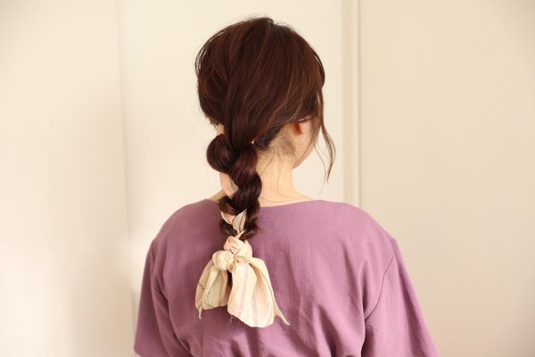 三つ編みとスカーフのヘアアレンジ