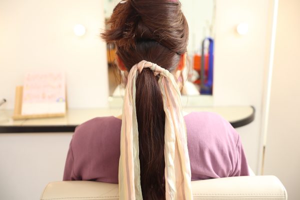 三つ編みとスカーフのヘアアレンジ