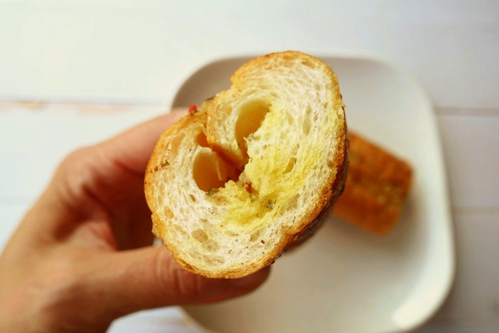(オイルがしみしみ!「オリーブオイルとバターのガーリックフランス」)