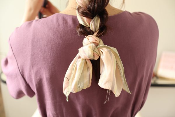 三つ編みとスカーフのヘアアレンジ