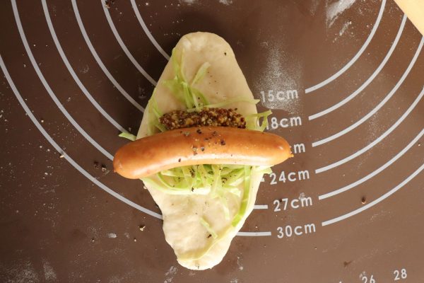 こねないから簡単!「ウインナーとキャベツのロールパン」