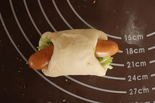 こねないから簡単!「ウインナーとキャベツのロールパン」