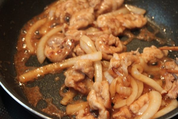 連休明けのお財布に優しい♪「豚こまと玉ねぎのしょうが焼き」の2品弁当