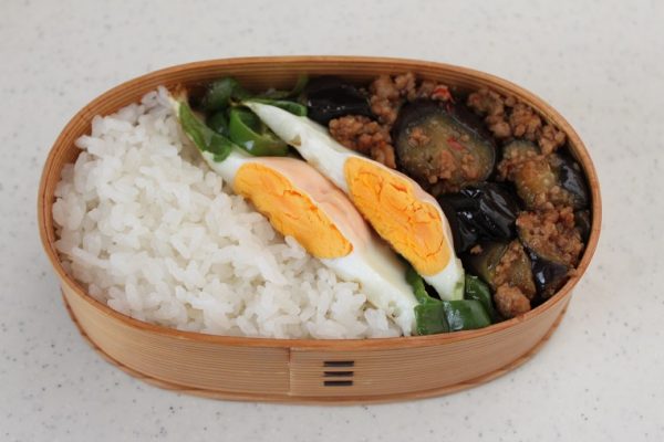 中華おかずで2品弁当!時短簡単「ピーマンの巣ごもり卵+マーボなす」