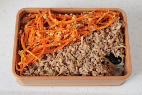 小鍋とレンジで簡単!「えのき鶏そぼろ+にんじんしりしり」2品弁当