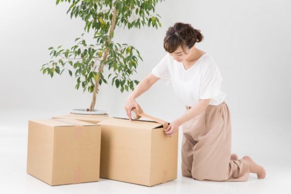 片付け中の女性
