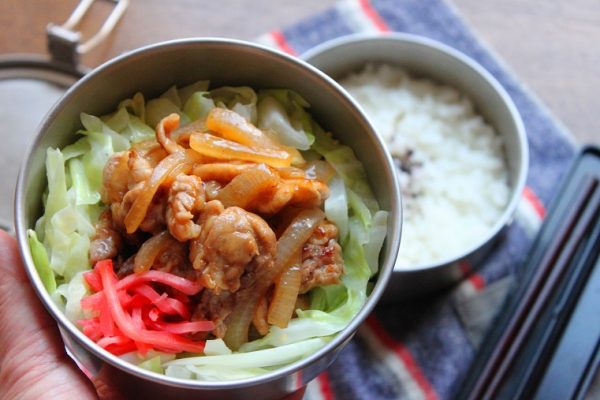 連休明けのお財布に優しい♪「豚こまと玉ねぎのしょうが焼き」の2品弁当