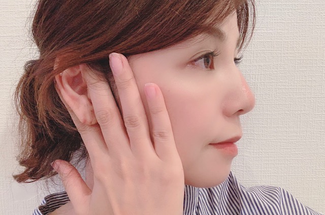 片手で簡単！通勤電車の中でもできる「眠気覚まし」マッサージ術3つ