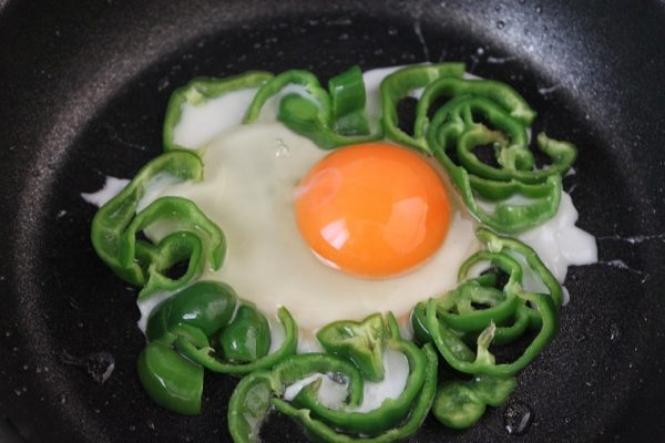 ピーマンの巣ごもり卵