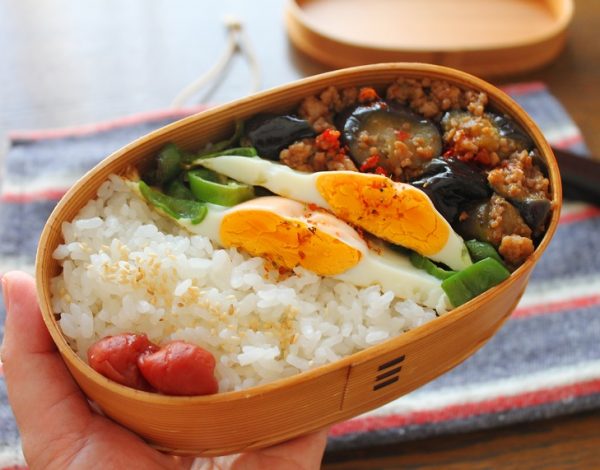 中華おかずで2品弁当!時短簡単「ピーマンの巣ごもり卵+マーボなす」