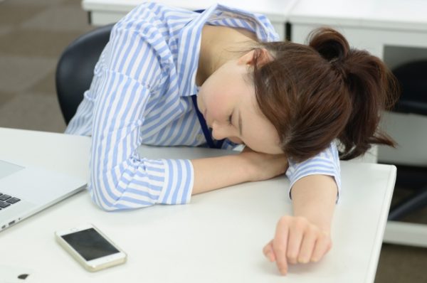 睡眠不足の働く女性