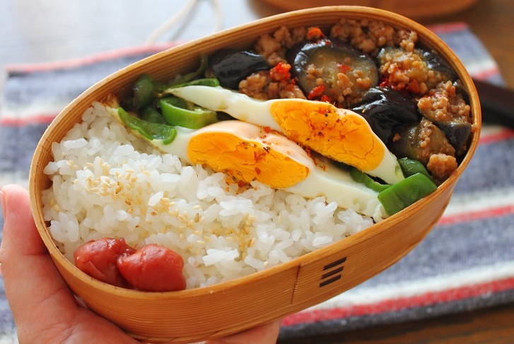 時短で2品！「ピーマンの巣ごもり卵＋マーボーなす」中華弁当
