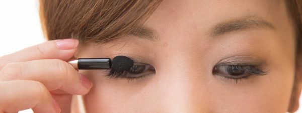 アイメイクする女性