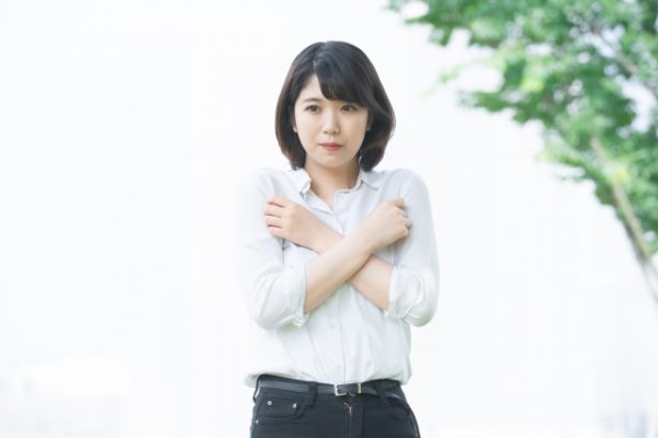 寒気を感じる女性