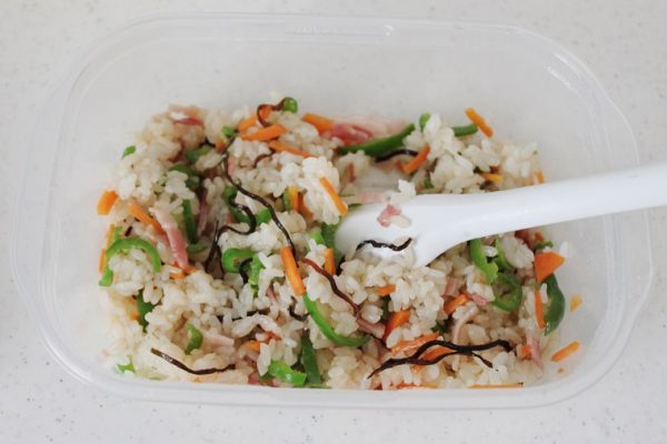 塩昆布とベーコンのレンジピラフ