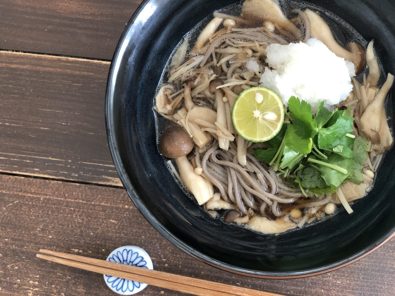 食べ過ぎで疲れた胃を助ける「たっぷりきのこのみぞれ蕎麦」