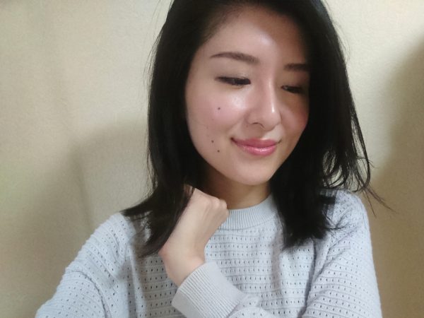 毛先にワックスを揉み込む