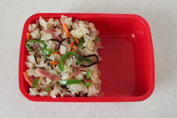 忙しい朝も簡単!「ベビーホタテのカレーフライ」と「塩昆布レンジピラフ」の2品弁当