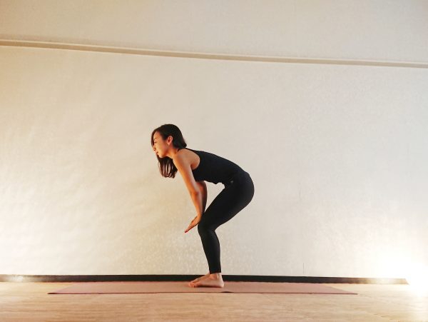 ヨガで冷え対策!下半身を鍛える「腰かけのポーズトレーニング」
