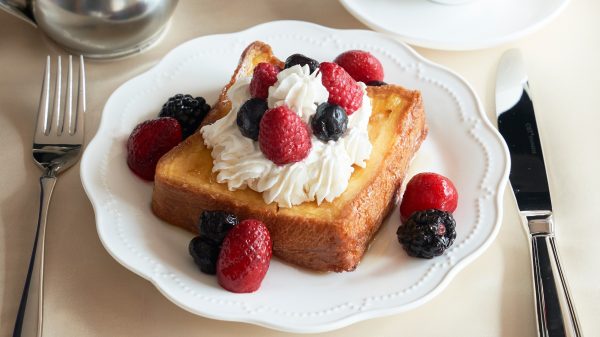 (ローソン「セレクト ふわとろフレンチトースト」調理イメージ)