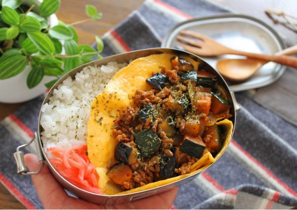 朝はスピード重視!「野菜キーマカレー」と「マヨ薄焼き卵」の2品弁当